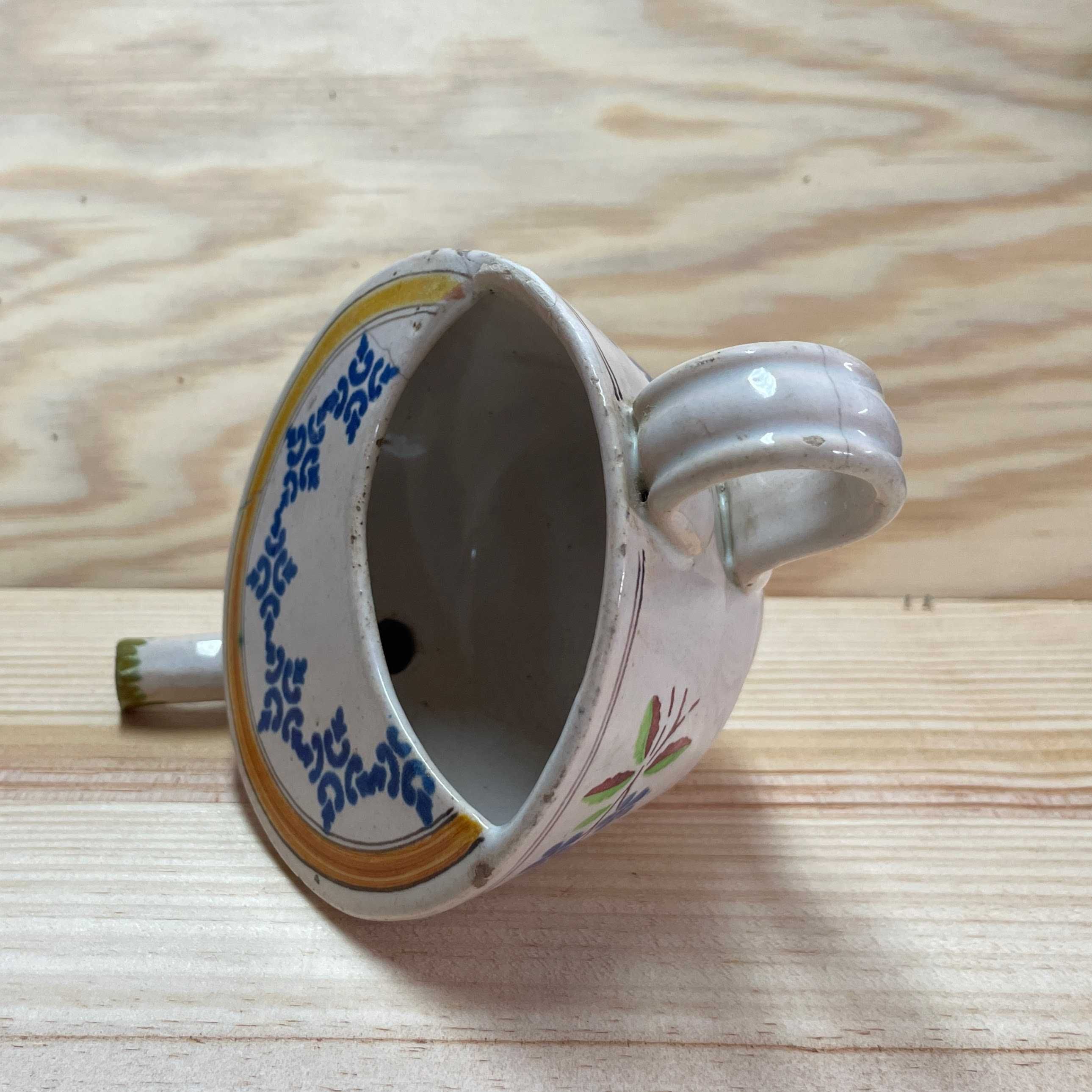 Bica de Caldo em Faiança com Pequeno Restauro