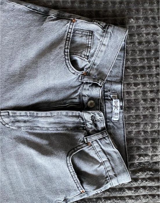 Джинси у сірому кольорі