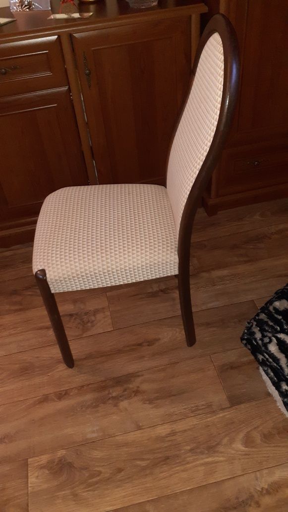Krzeslo dębowe tapicerowane