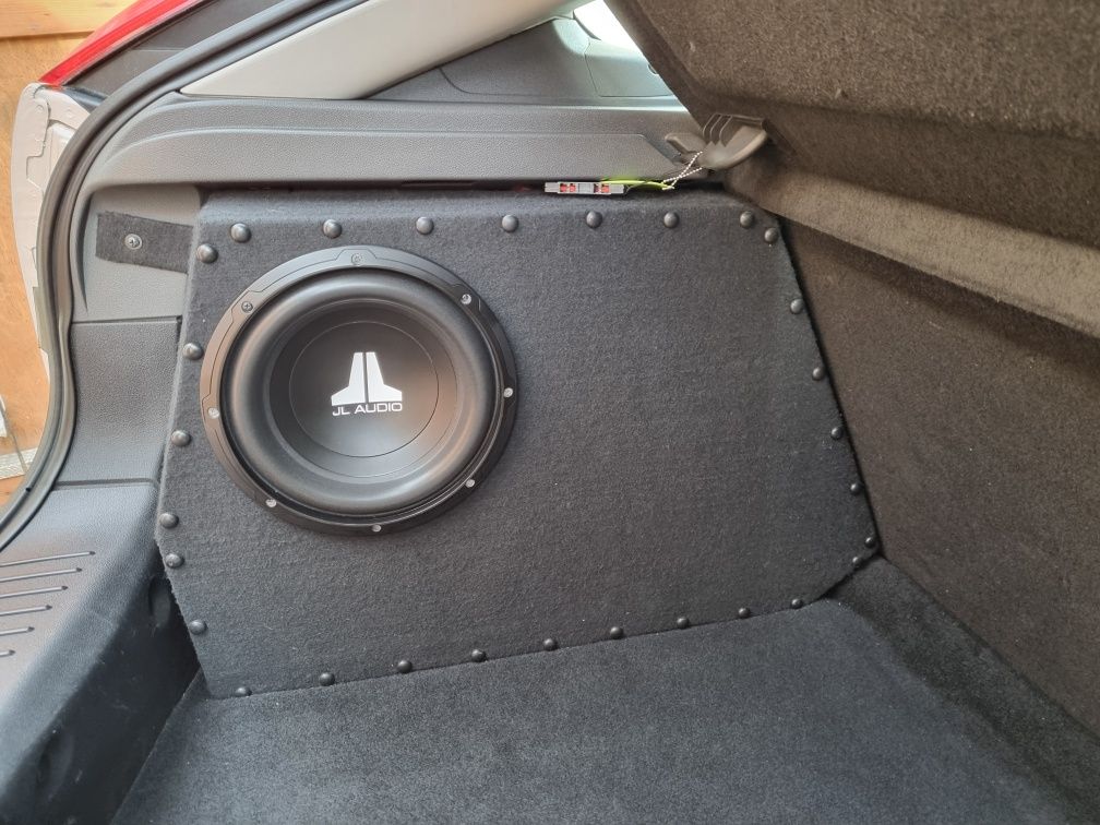 Subwoofer do Ford Focus MK2 głośnik JL AUDIO 10W0v3-4