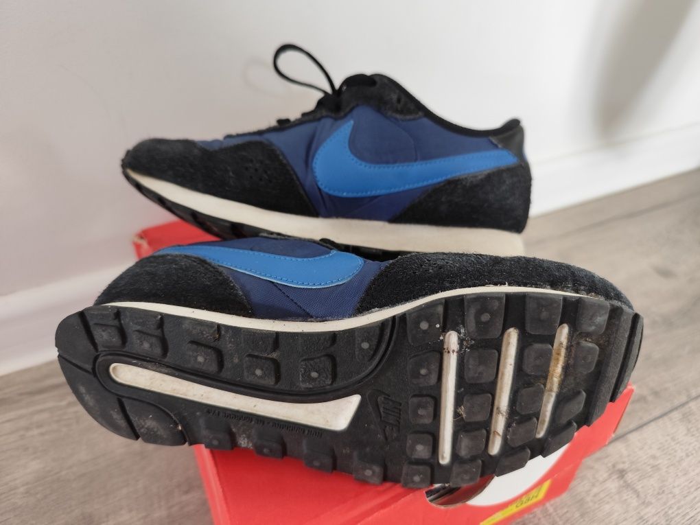 Buty sportowe Nike Sportswear Valiant, niskie, niebiesko czarne.