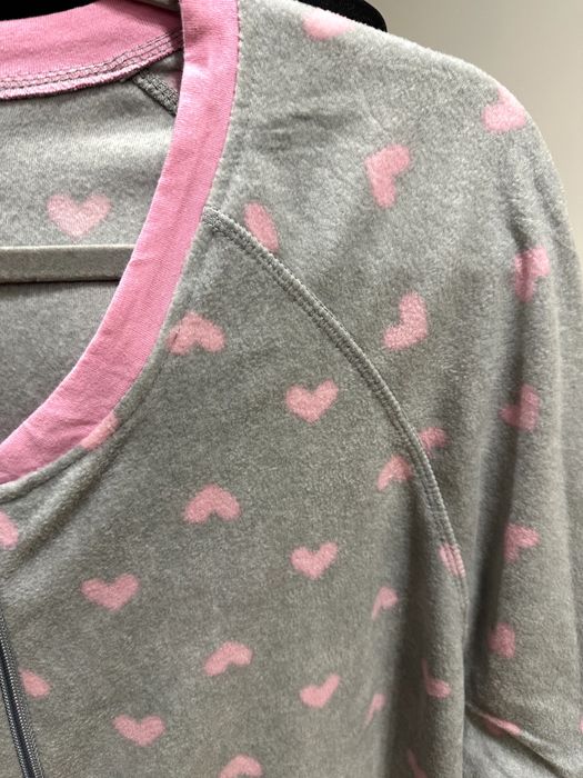 F & F pajac piżamka szara. w serduszka 20-22