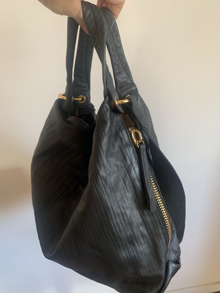 Czarna torebka Furla