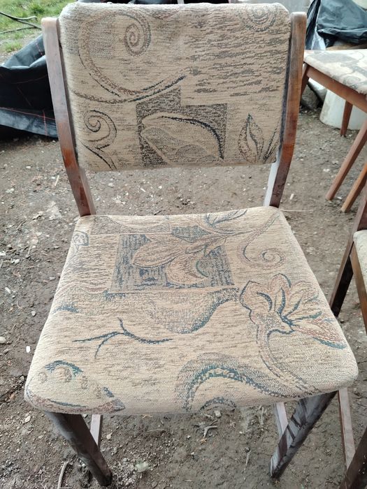 Stare stylowe krzesła z czasów PRL