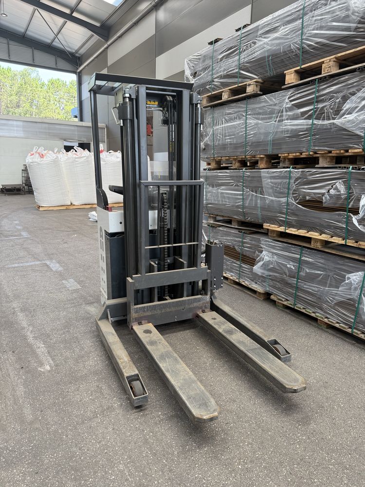 Empilhador retratil 1Ton