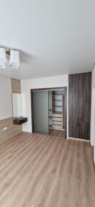 Продам квартиру у  ЖК "Вертикаль" з частковим ремонтом