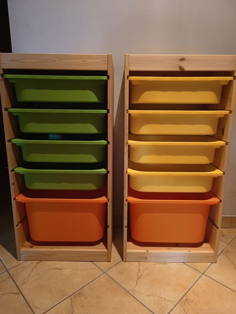 Dwa regały z pojemnikami IKEA jasna sosna