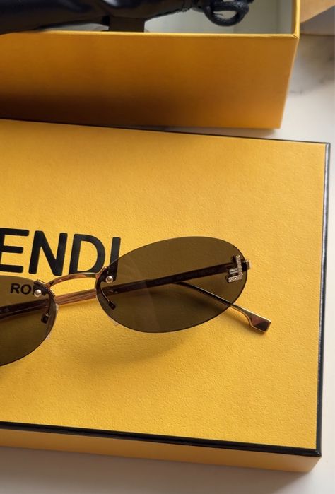В наяності окуляри Fendi