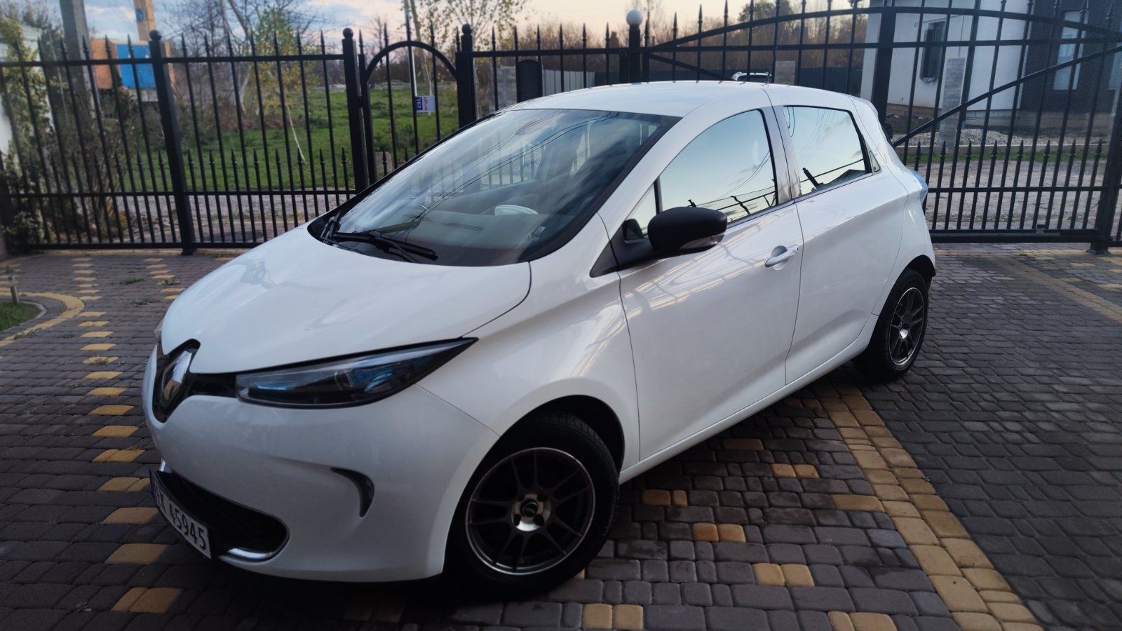 Продам електромобіль Renault Zoe  2017 року білого кольору