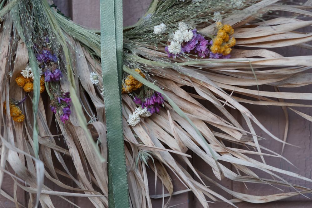 Wianek ozdobny z suszonych kwiatów i traw, 38cm