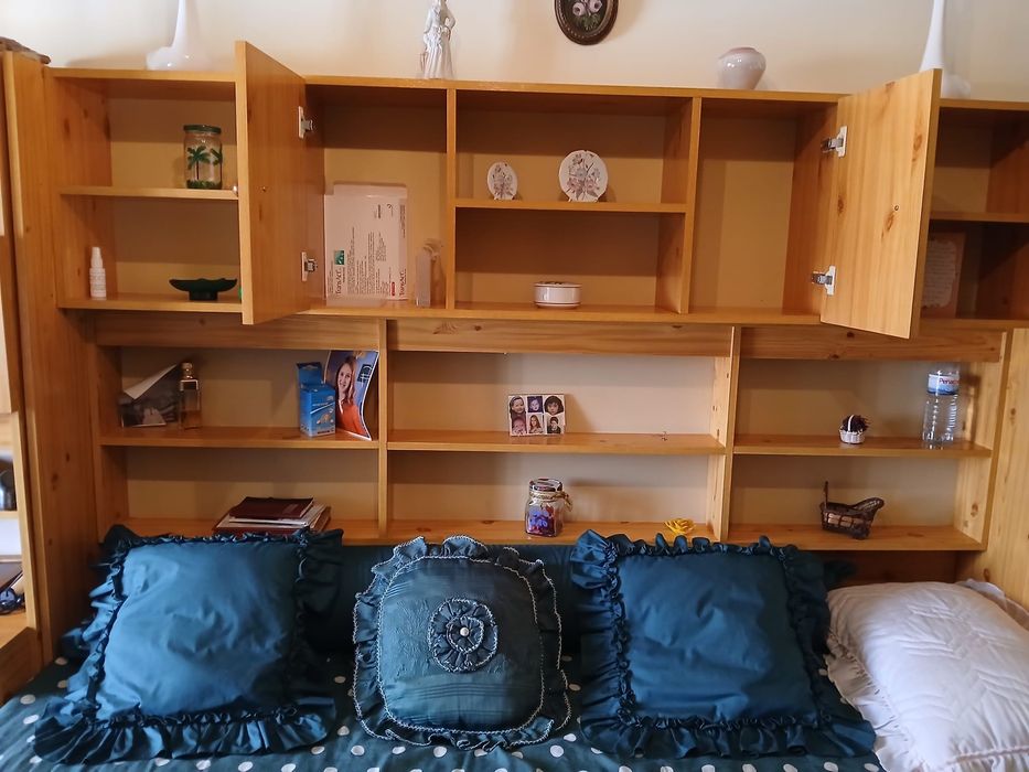 Mobilia de quarto  em pinho mel, maciço,  com gavetão e secretária