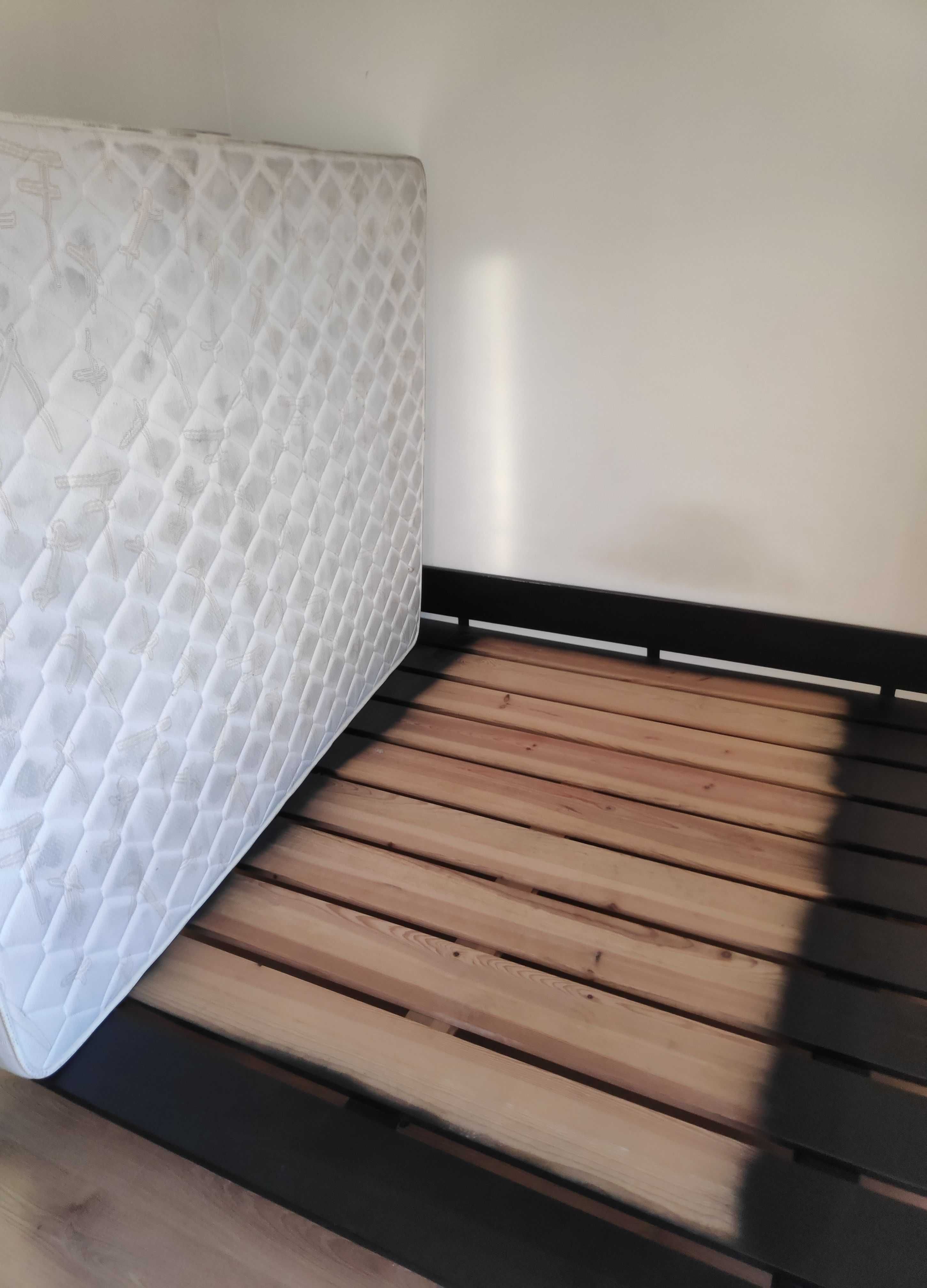 Cama de casal, com colchão e espelho de parede