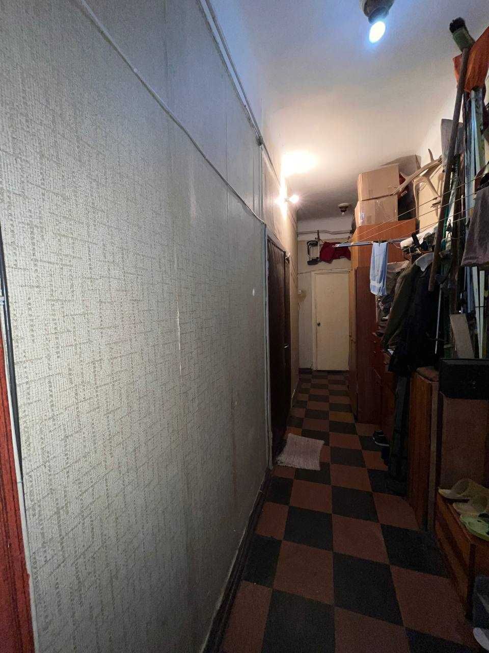 Продається КІМНАТА сталінка 1 поверх