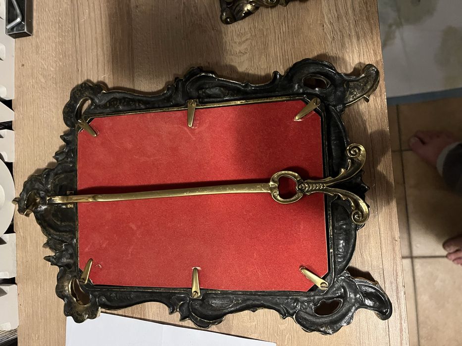 Lustro stojące w metalowej ramie