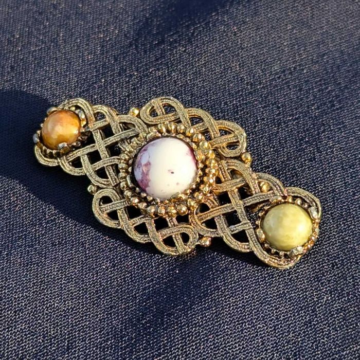 Вінтажна брошка з кельтським плетенням