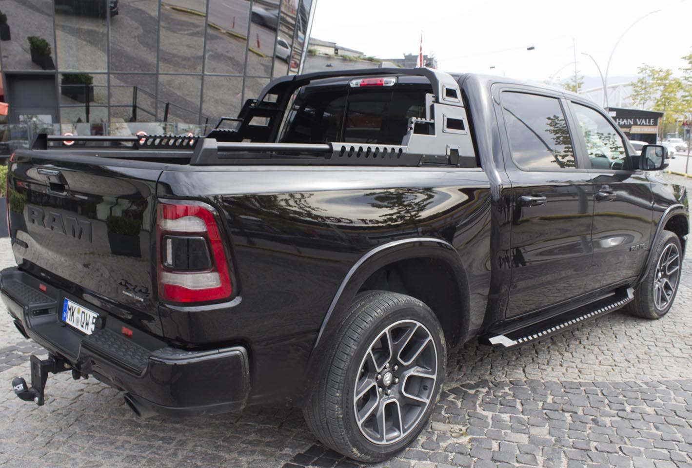 Volkswagen Amarok 23- orurowanie paki COMBAT Roll Bar