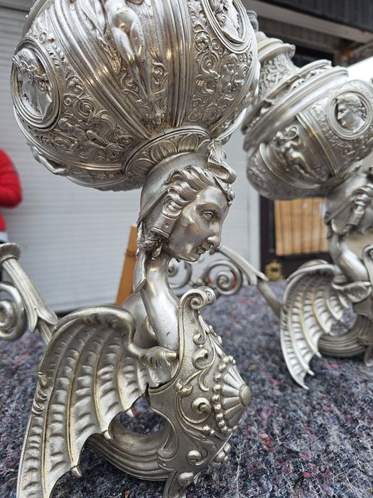 Dwa pałacowe srebrzone kinkiety( lampy naftowe) z brązu.