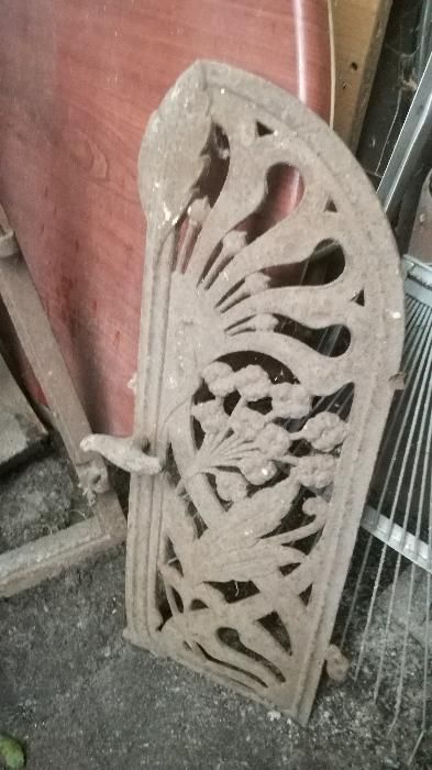 framuga ozdobna ponad 100 letnia żeliwna-wys.61cm,szer41cm.