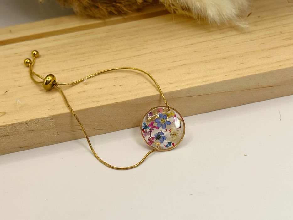 Ręcznie robiona bransoletka z kwiatami