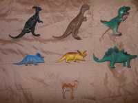 Фигурки динозавров и зверей.