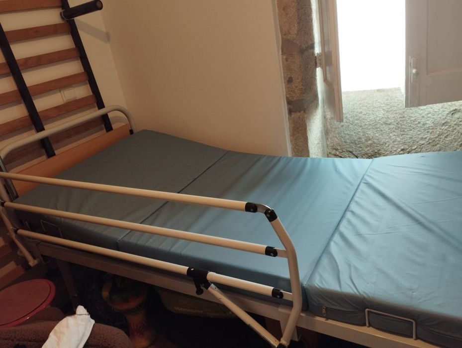 Cama articulada com colchão anti-escaras