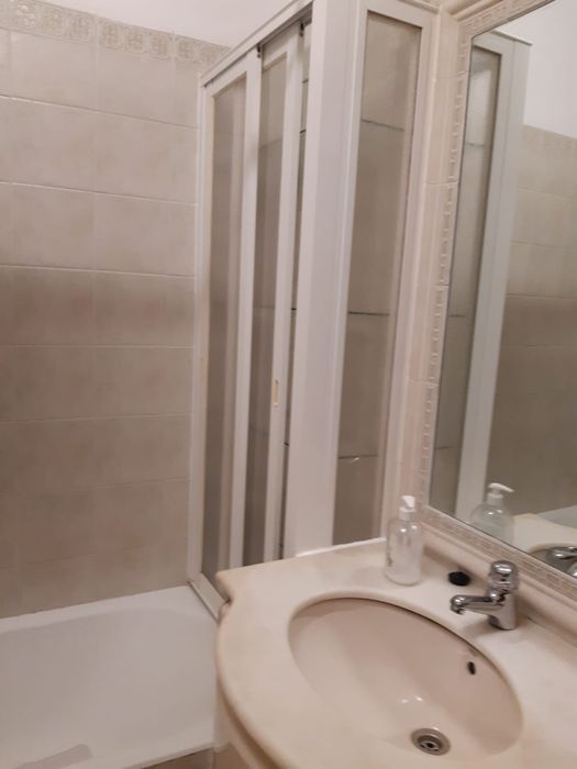 Alugo quarto para solteiro