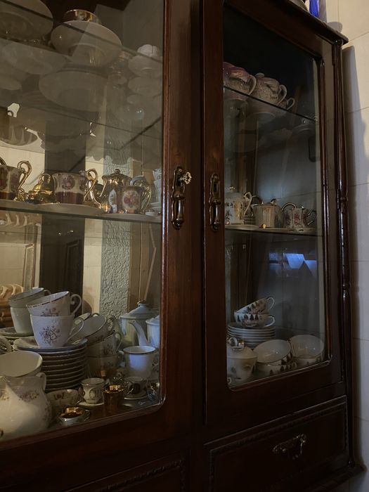 Vitrine Antiga em Madeira Maciça