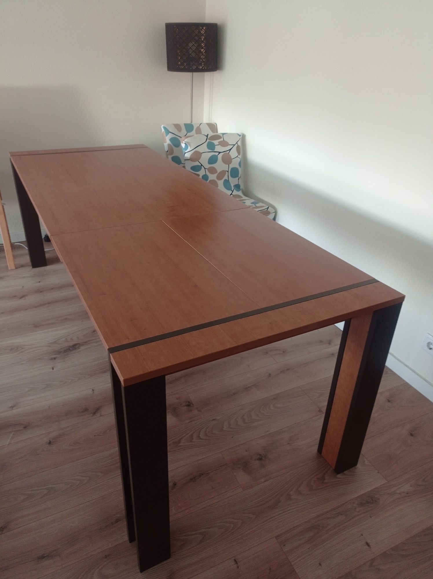 Conjunto de sala com mesa extensível e móvel de TV em wenge/cerejeira