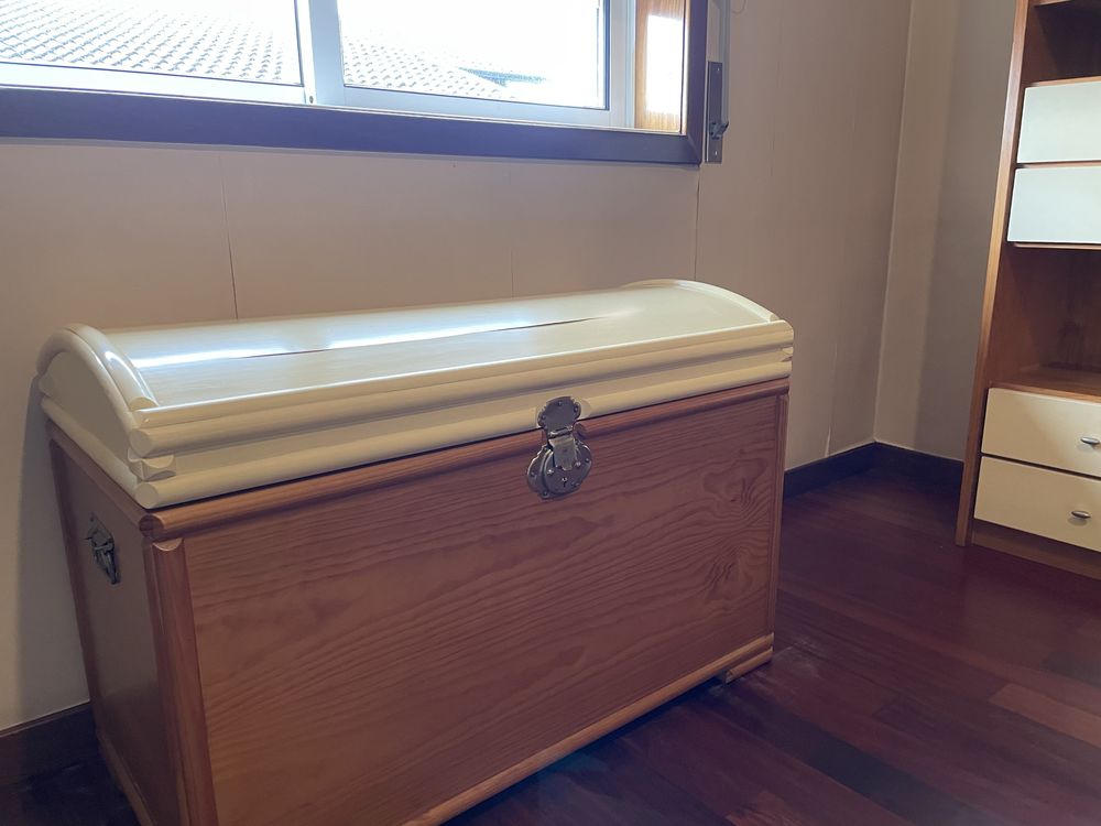 Quarto de solteiro tipo estudio em madeira de pinho com portas lacadas