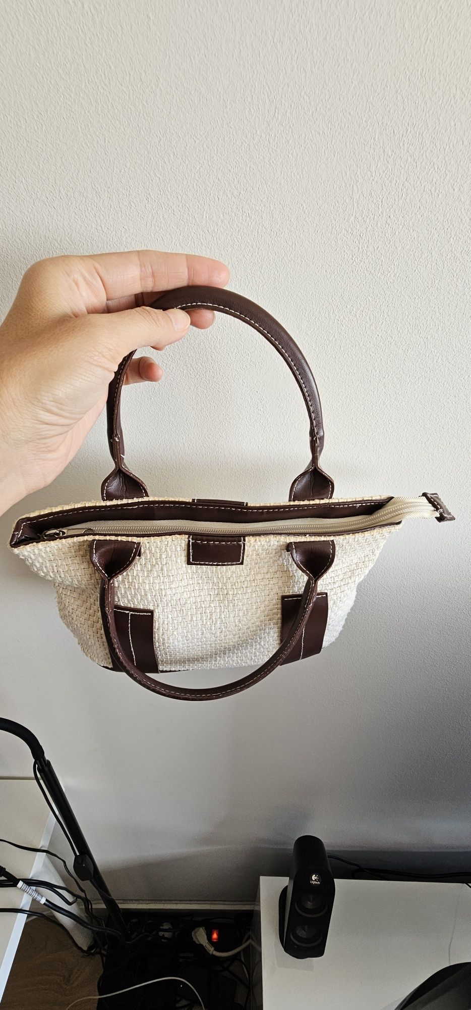 Bolsa de mão com pegas branca e castanha