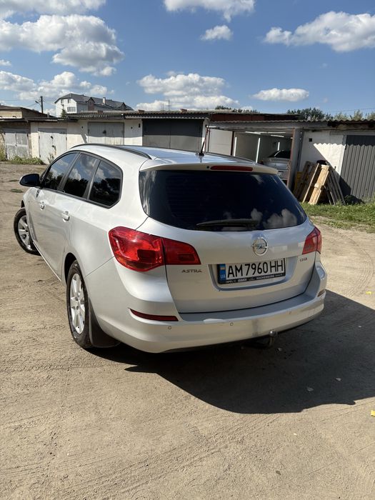Опель астра J 2012 року