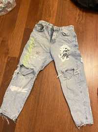 Spodnie Jeansy z przetarciami i wzorami bershka