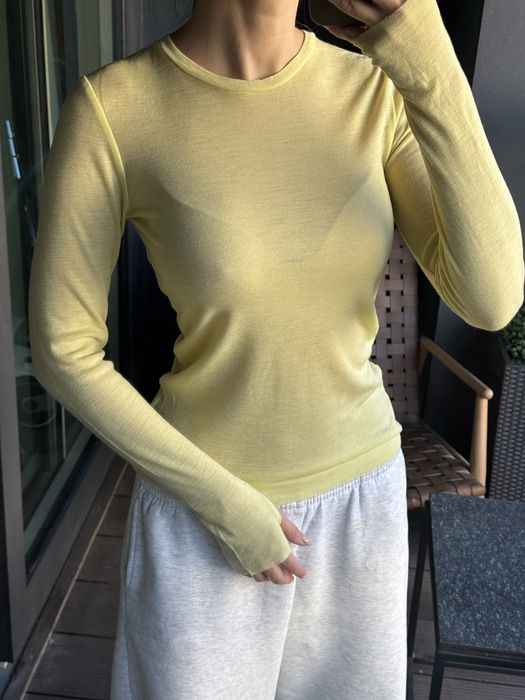 Вовняний лонгслів COS S жовтого кольору