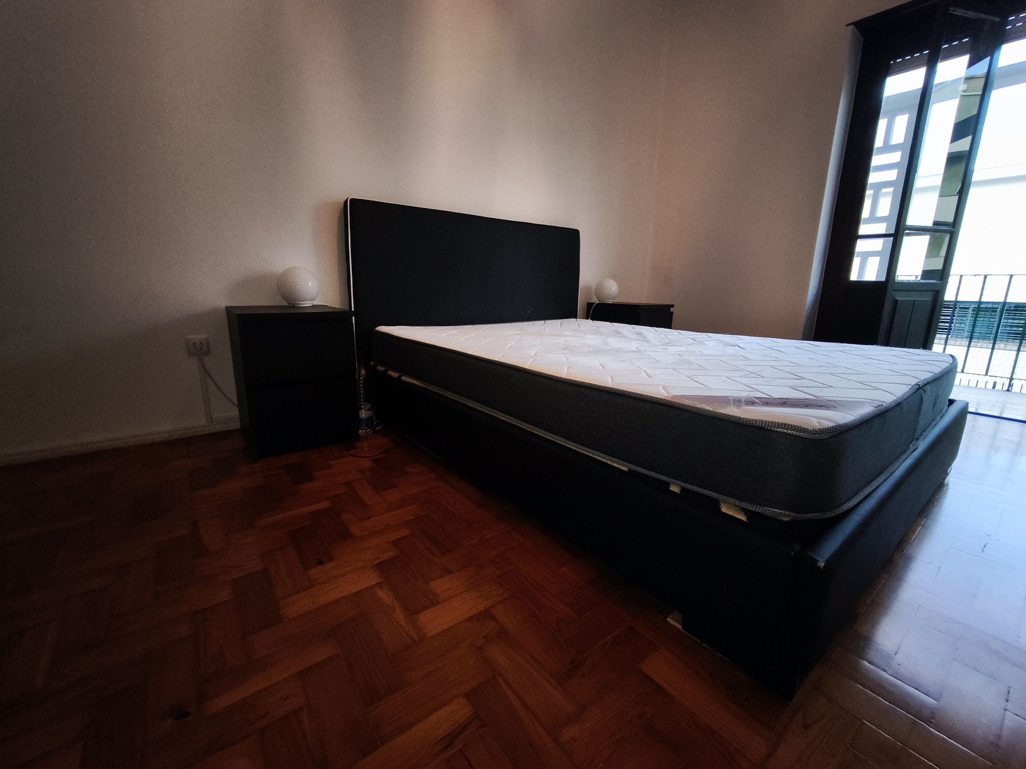 Mobília quarto composta por cama de casal e 2 mesas de cabeceira