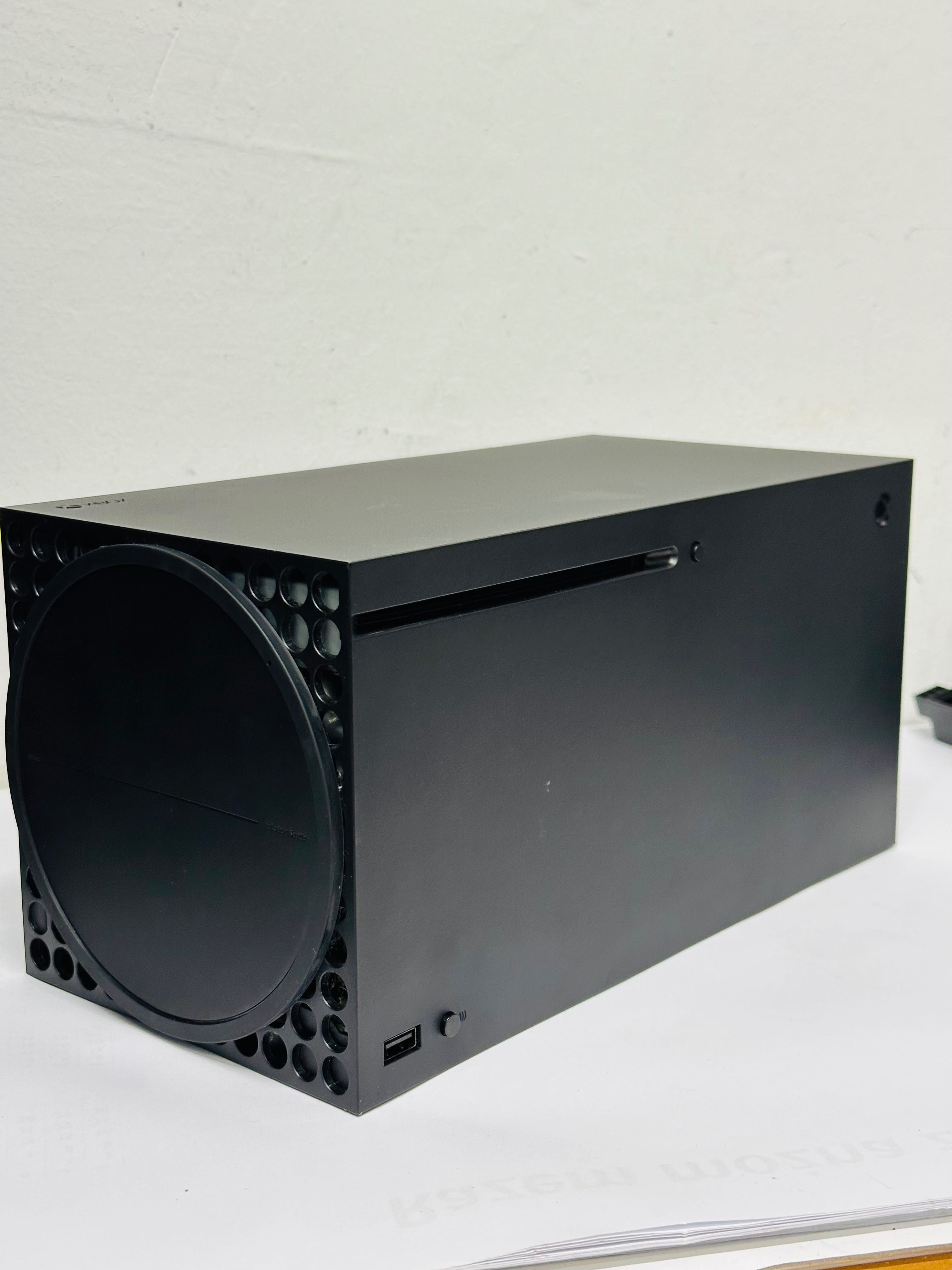 Konsola X Box Series X 1TB + 2 pady + stacja dokująca Stan idealny!