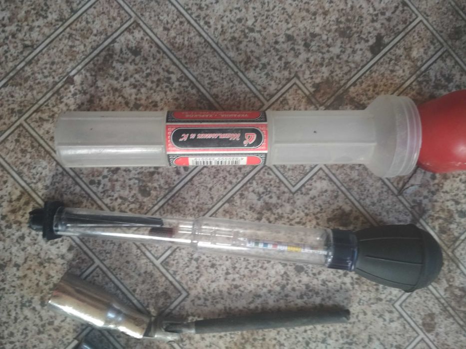 ареометр , смазочный шприц , свечной ключ