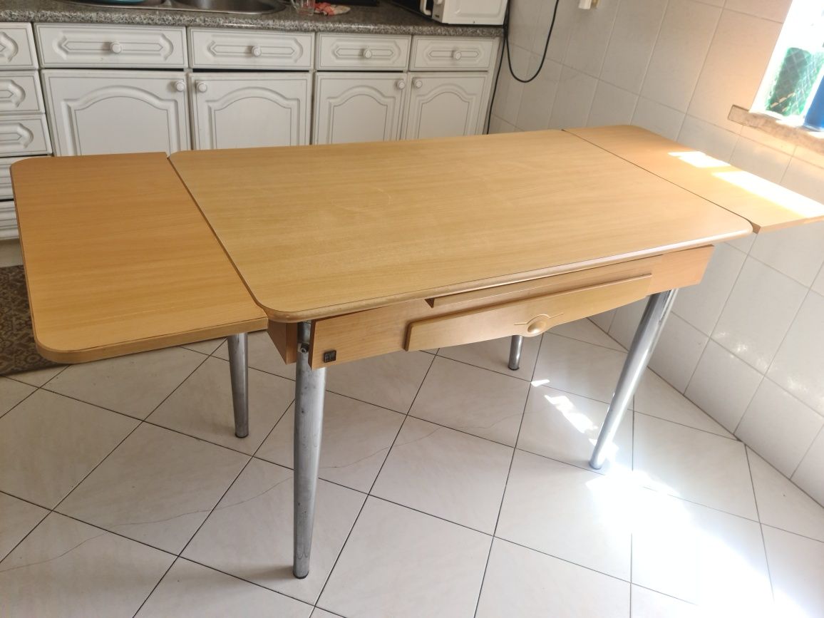 Mesa de Jantar extensível com 5 cadeiras marca Cancio
