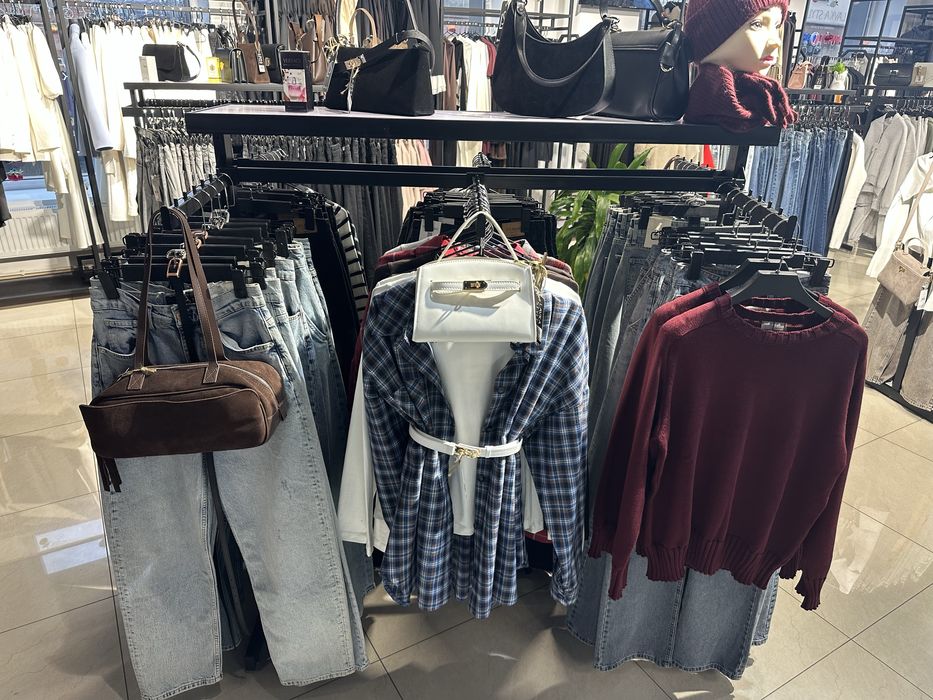 Продам вітрини для продажі одягу та аксесуарів