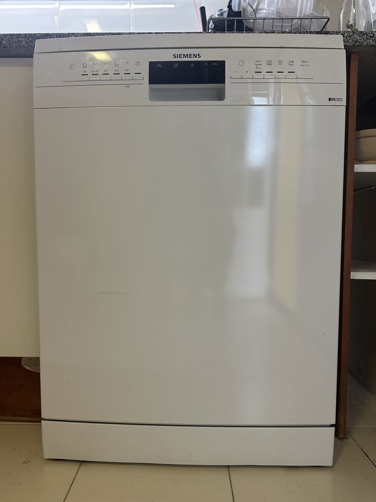 Máquina de lavar loiça Siemens iq300
