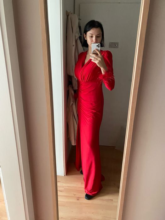 Червона сукня випускна вживанна сидить добре