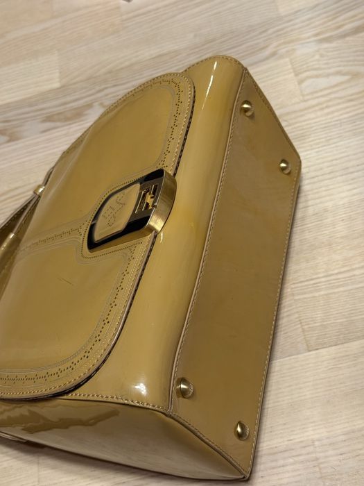 Лакова бежева сумка Fendi