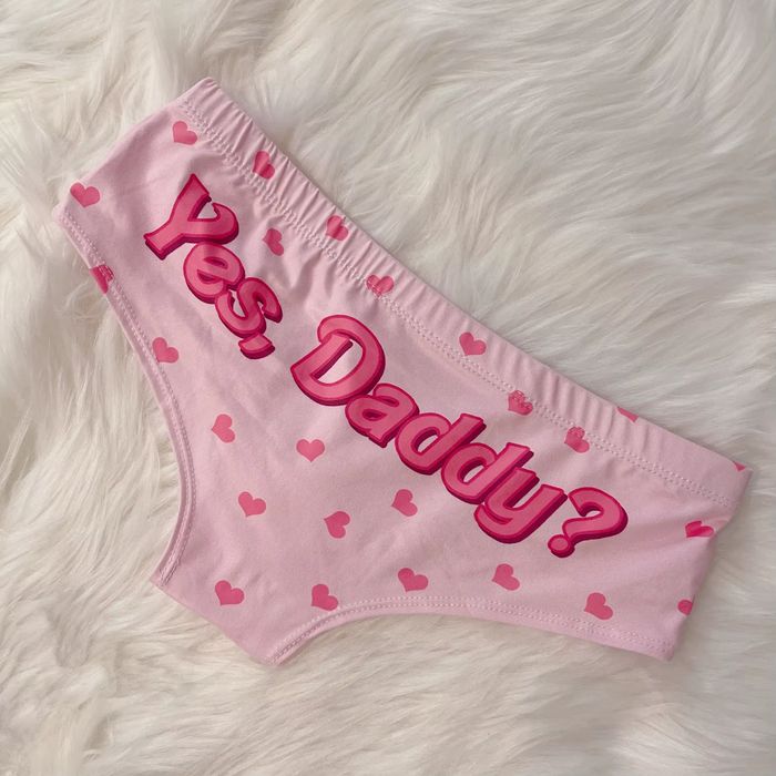 Damskie figi brazyliany z napisem Yes, Daddy? - S