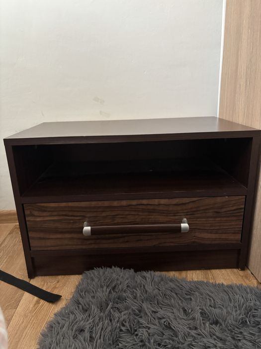 Szafka nocna / stolik w ciemnym kolorze drewna