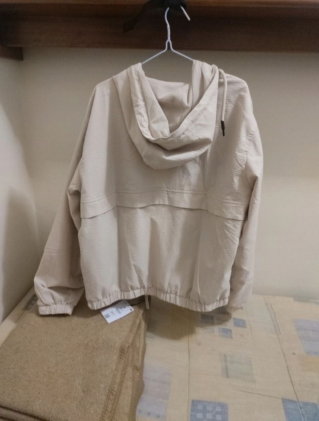 Casaco capuz efeito enrugado Bershka