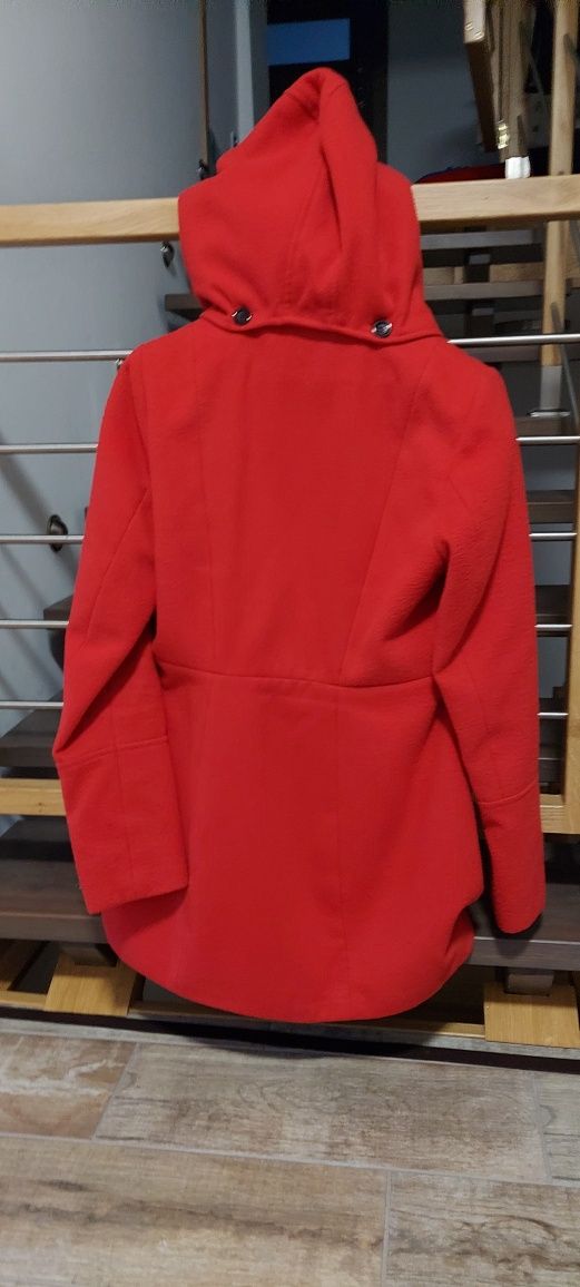 Sprzedam płaszcz  czerwony z kapturem 38
