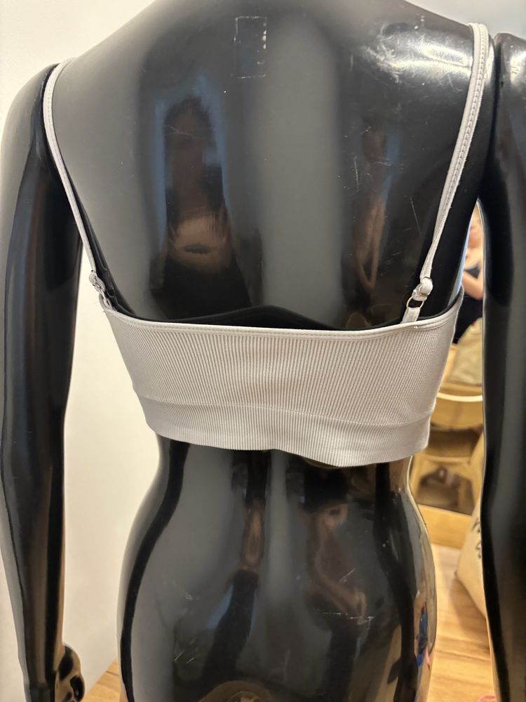 Krótki crop top biustonosz sportowy z prążkowanego materiału