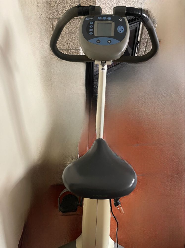 Bicicleta fixa para exercitar pernas