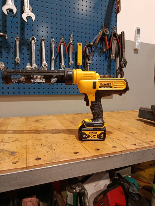 Pistolet -wyciskarka DeWalt DCE580