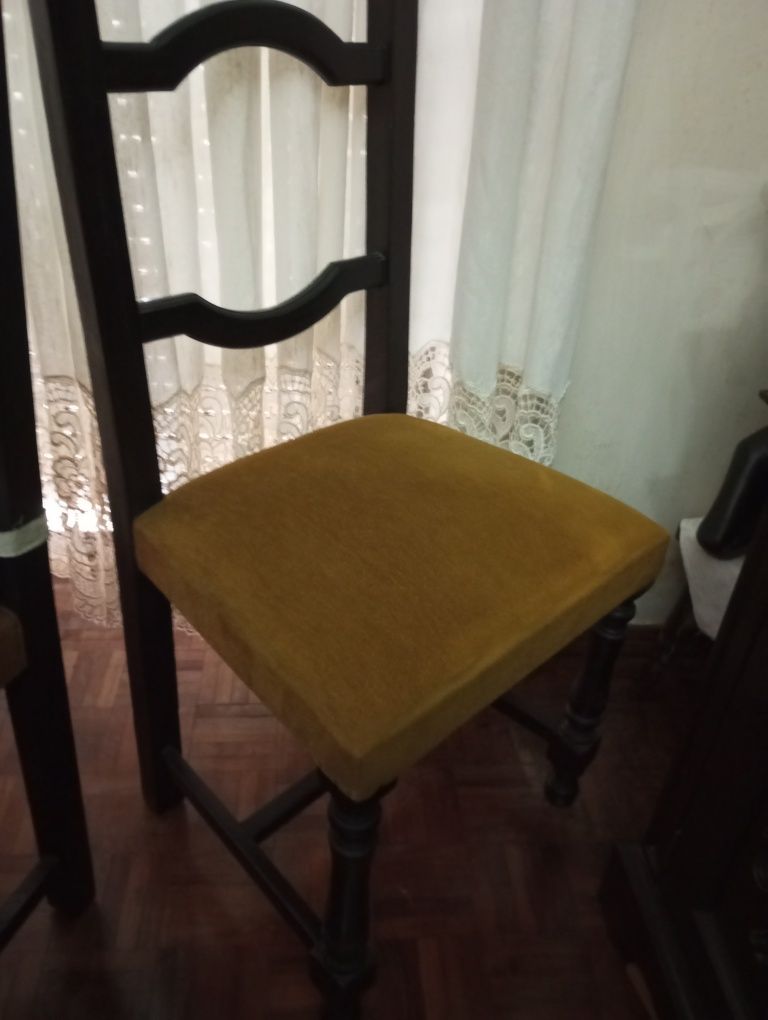 Móvel de sala, mesa e cadeiras