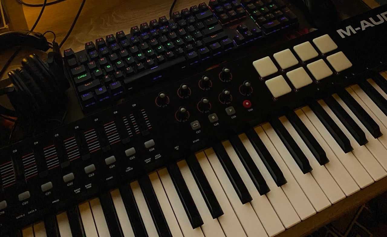 міді клавіатура M-Audio Oxygen 61 IV